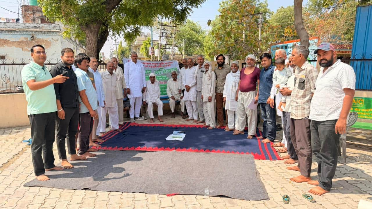 गांव तितरपुर में हस्ताक्षर अभियान के तहत एकत्रित ग्रामीण। स्रोत : समिति