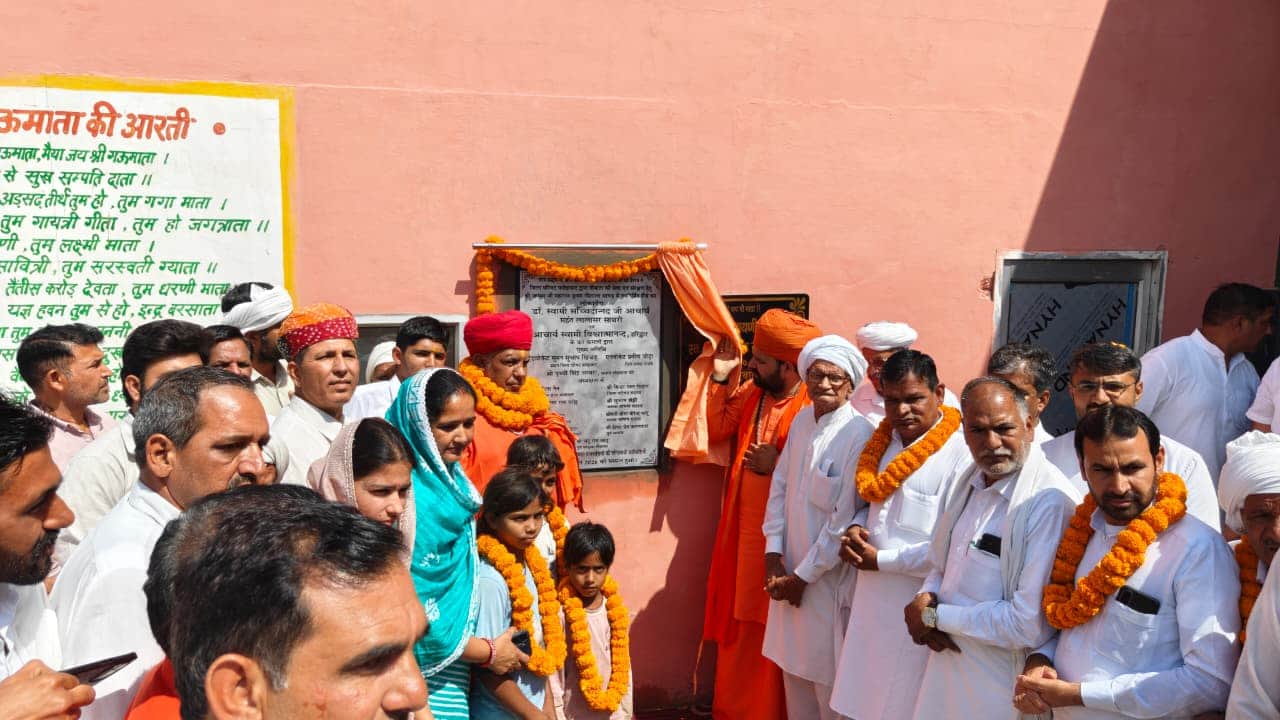 गांव धांगड़ की गोशाला में जिला परिषद की ओर से निर्माण करवाए गए शेड का उद्घाटन करते हुए। संवाद