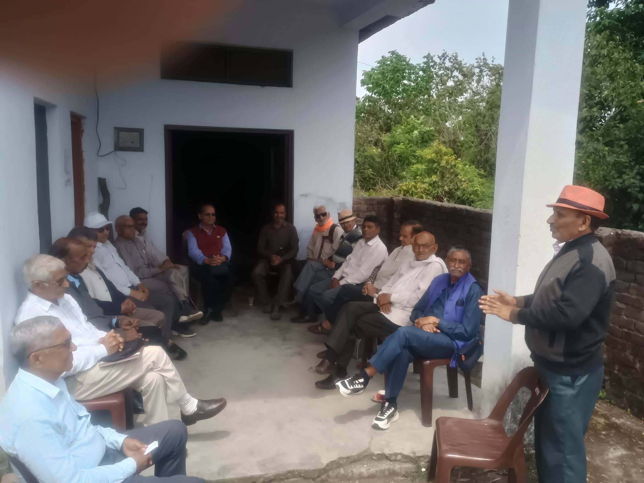 हिम-आंचल पेंशनर्स संघ नादौन खंड इकाई की मासिक बैठक में उपस्थित पेंशनर। स्रोत : संघ