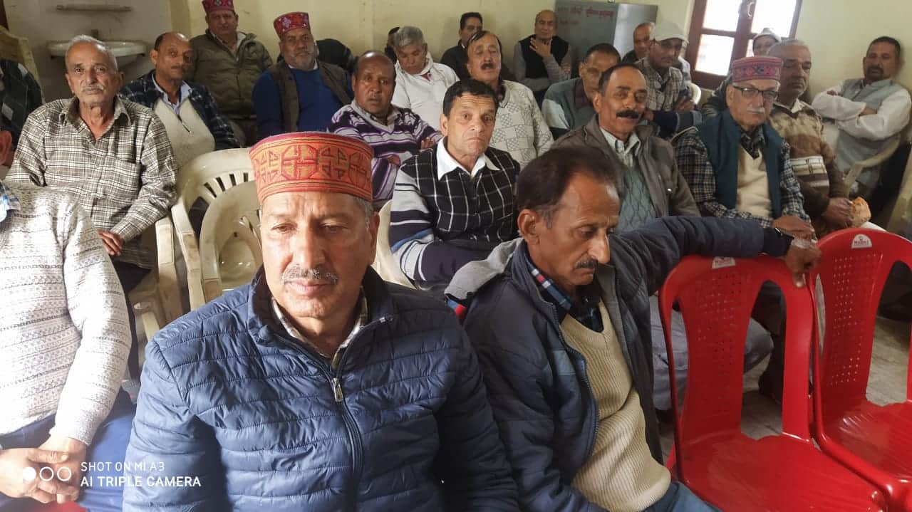 हिमाचल परिवहन सेवानिवृत कर्मचारी कल्याण मंच की सुंदरनगर में हुई मासिक बैठक में उपस्थित पेंशनर। 