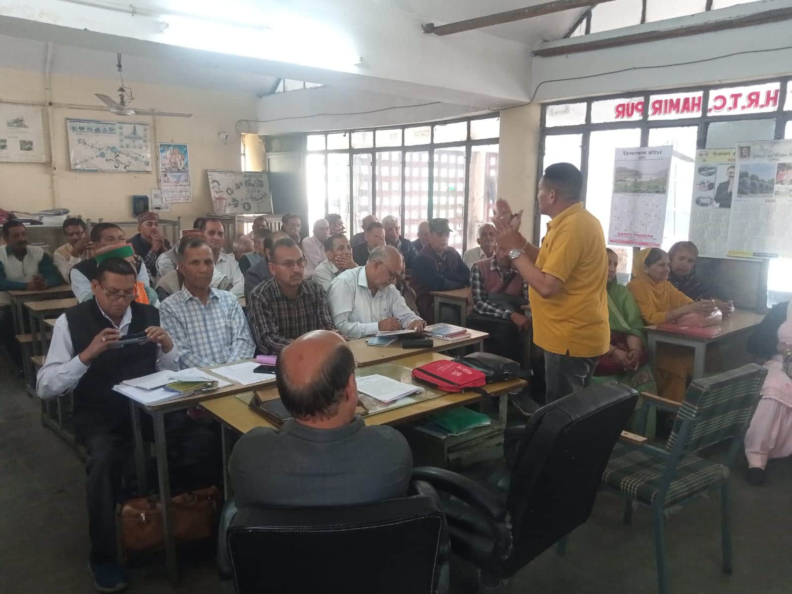 हिमाचल परिवहन सेवानिवृत्त कर्मचारी कल्याण मंच हमीरपुर की बैठक में मौजूद सदस्य। स्रोत : मंच