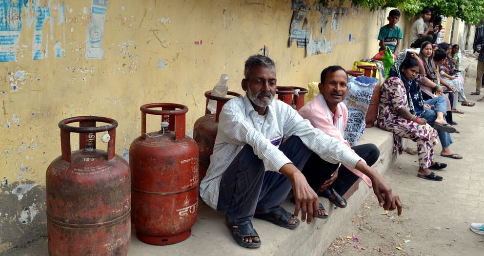 Gas Cylinder Struggle in Meerut: Consumers Queue Up From 7 AM Amid Scorching Heat