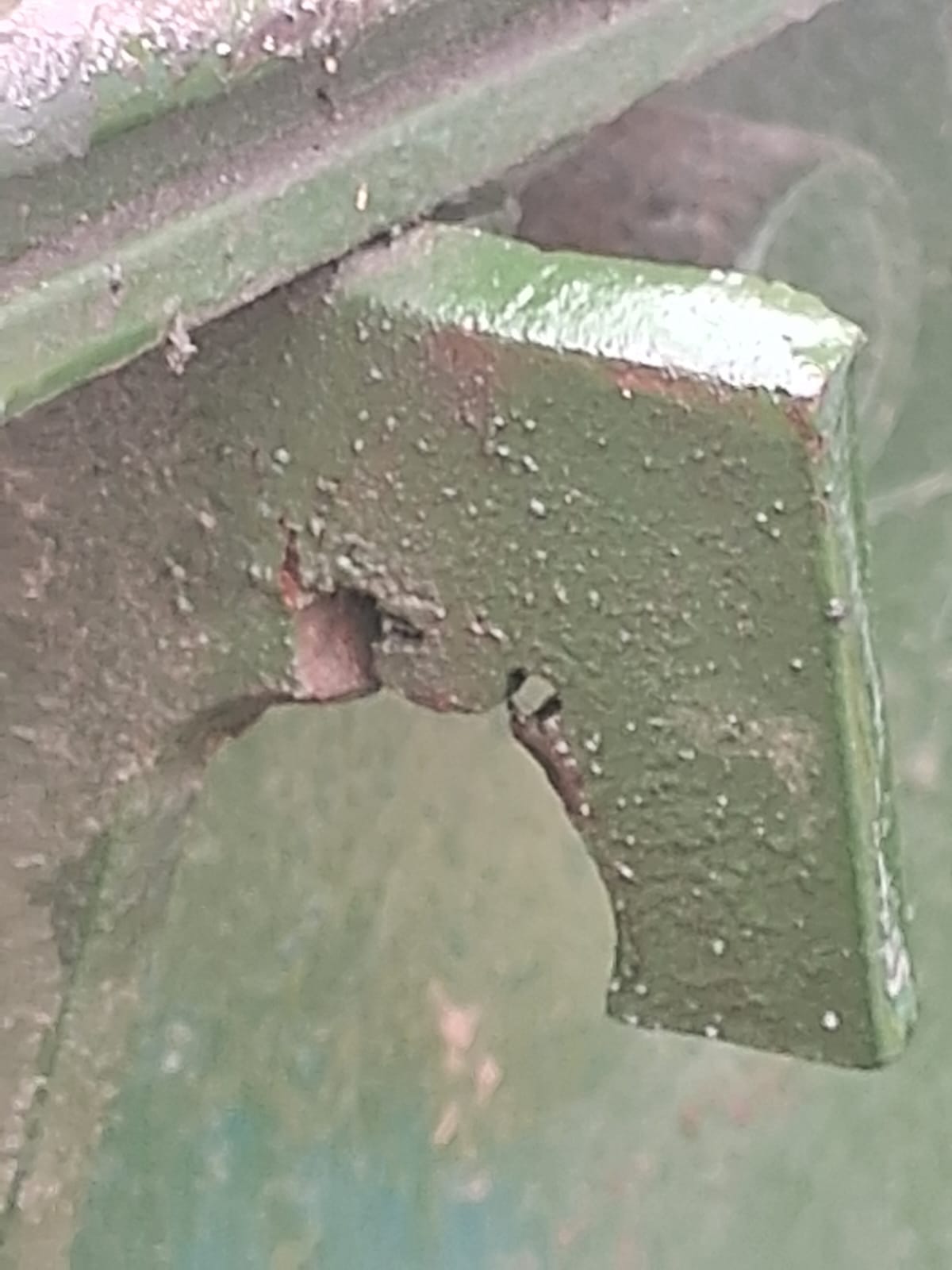 The transformer fell due to the breaking of the hook while mounting it on the pole.