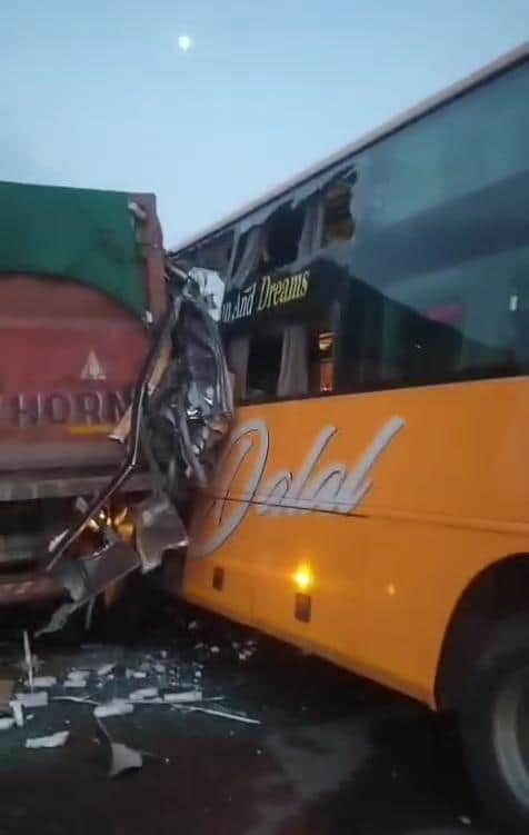 हादसे में क्षतिग्रस्त हुई बस। 