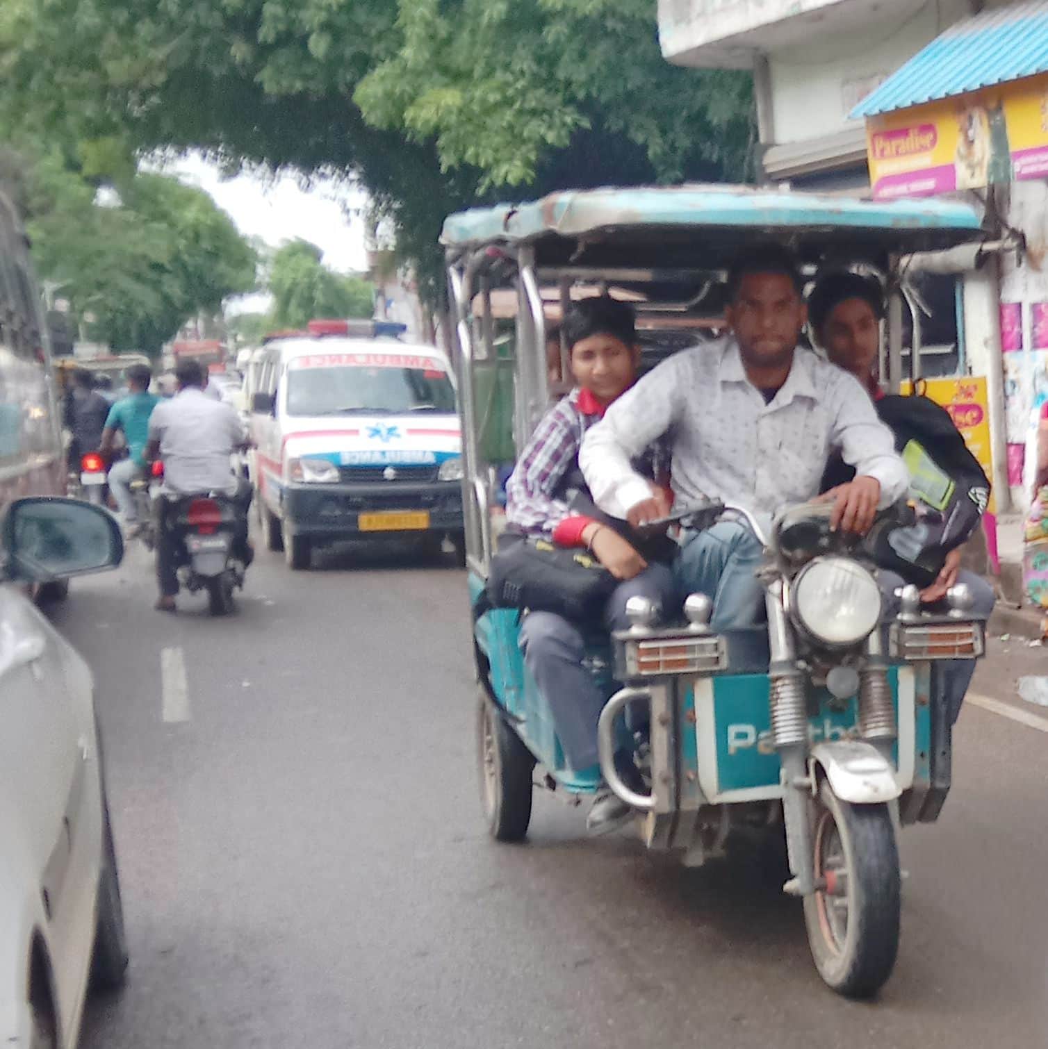 ई-रिक्शा से जाते स्कूली बच्चे। संवाद