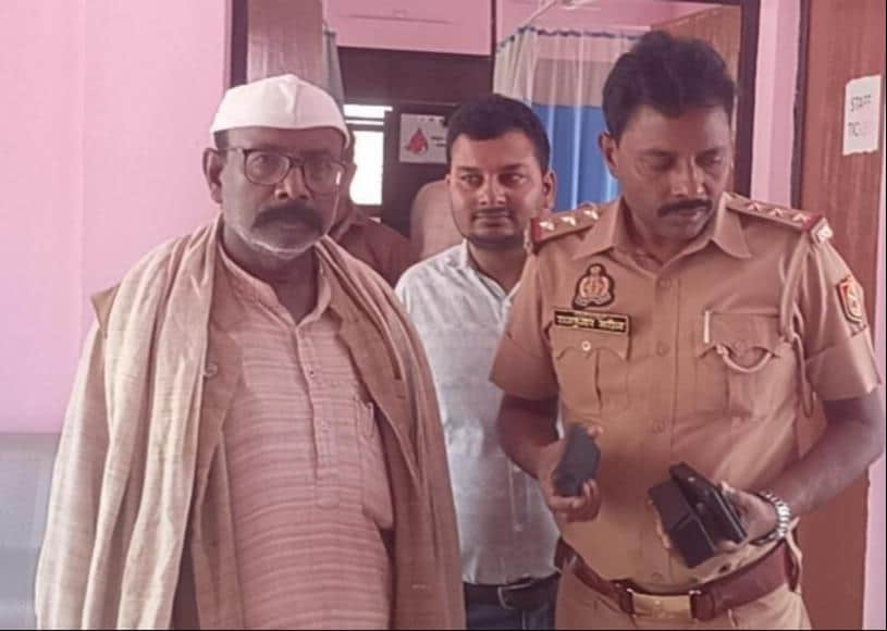 इकौना सीएचसी में मौजूद परिजन व पुलिसकर्मी।-