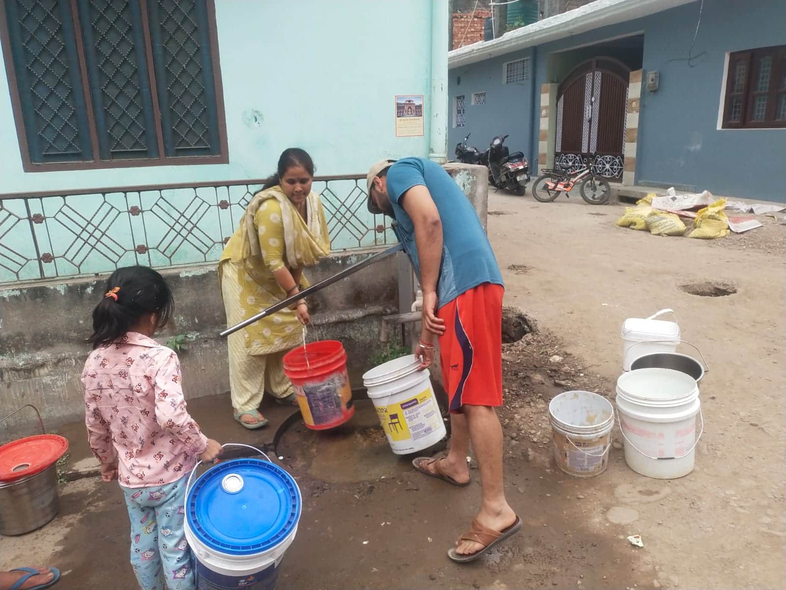 इंदिरा नगर में हैंडपंप से पानी भरते लोग- संवाद