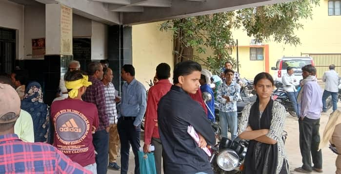 जांच न होने से परेशान दिखे मरीज।