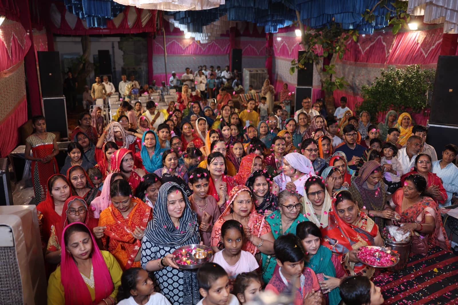 जहांगीराबाद में कथा के दौरान आरती में भाग लेती महिला श्रद्धालु। संवाद