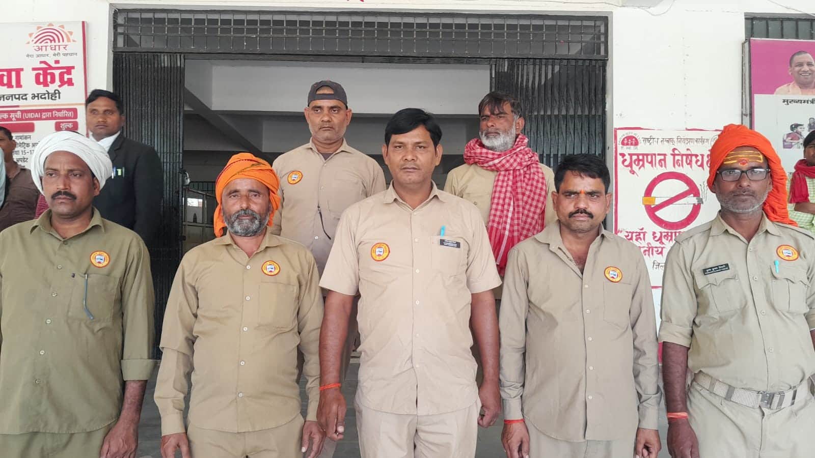 जिला मुख्यालय पर ज्ञापन देने के बाद खड़े परिचालक। स्रोत संगठन