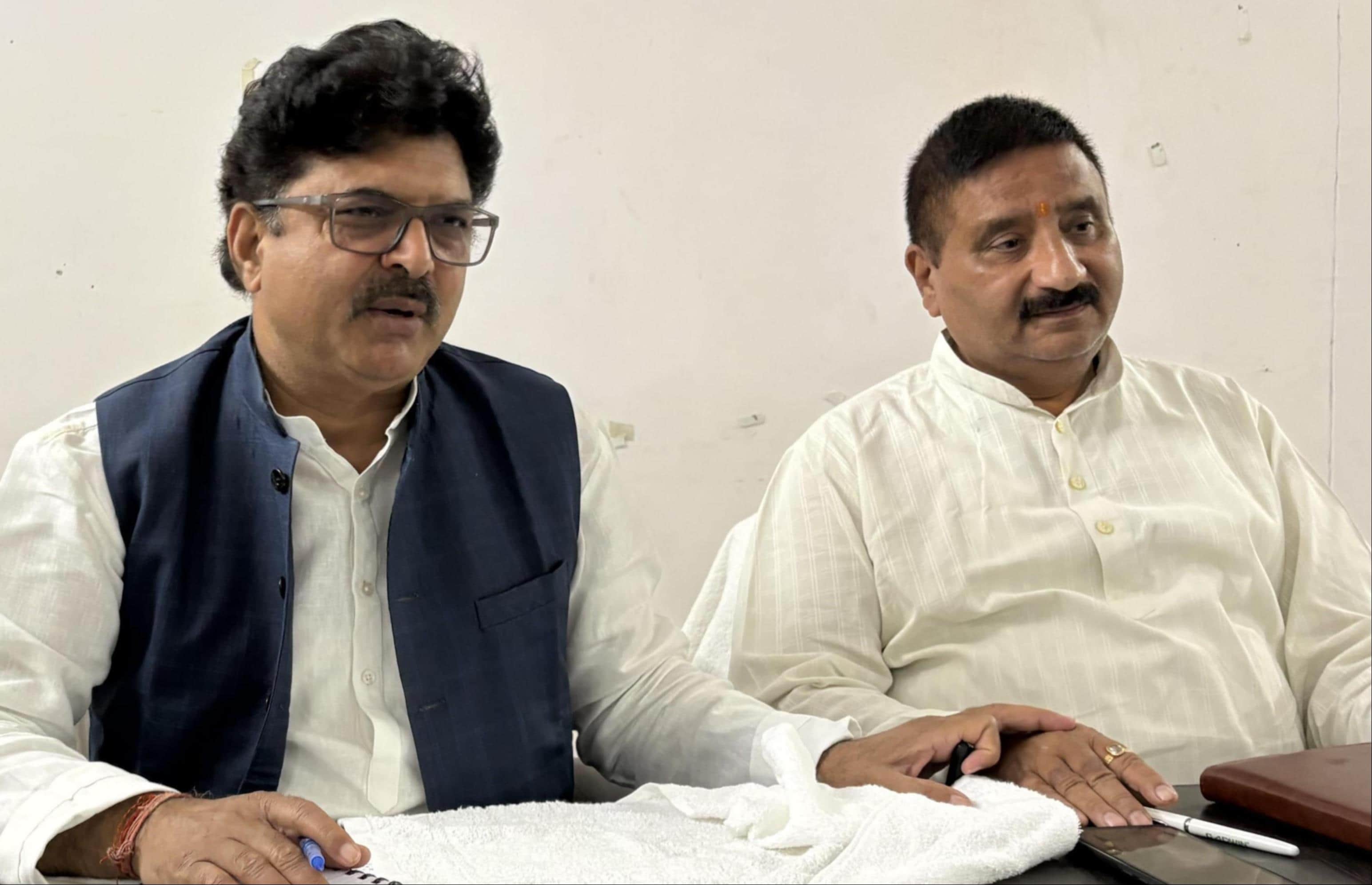 ज्ञानपुर गेस्ट हाऊस में प्रेसवार्ता करते गो सेवा आयोग के उपाध्यक्ष महेश शुक्ल। संवाद