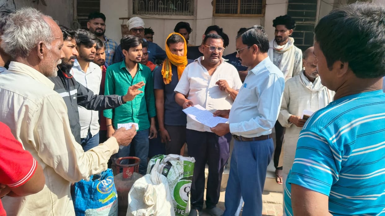 Anger erupted for cylinders, demonstration at tehsil