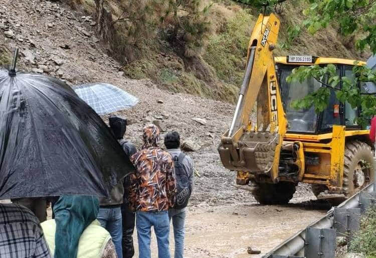 जार मार्ग पर मंगलौर में मलबा आने से बंद सड़क को खोलने में जुटी जेसीबी।