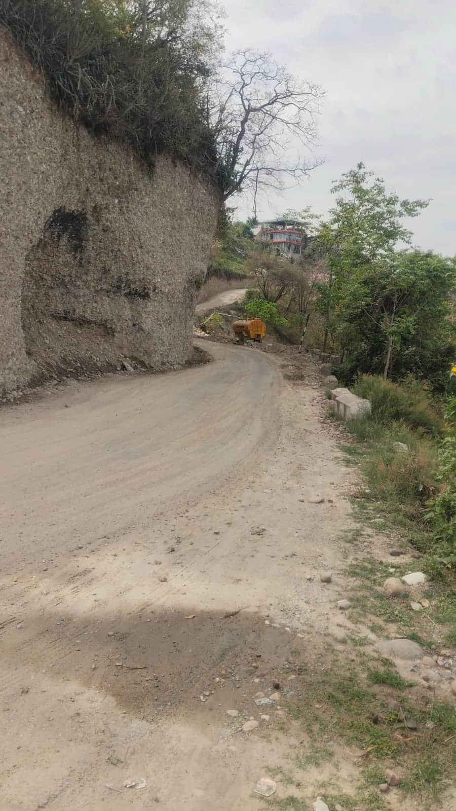 झोखर के समीप डंगे न लगने से बनी हादसों की आशंका। संवाद