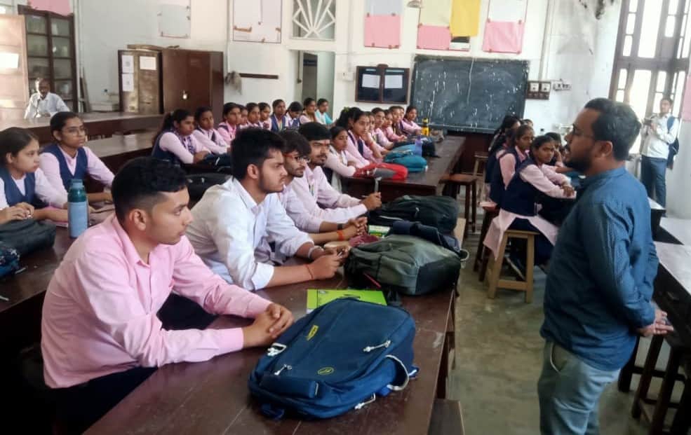 केएनपीजी के जंतु विज्ञान विभाग में बोलते वक्ता। स्रोत काॅलेज