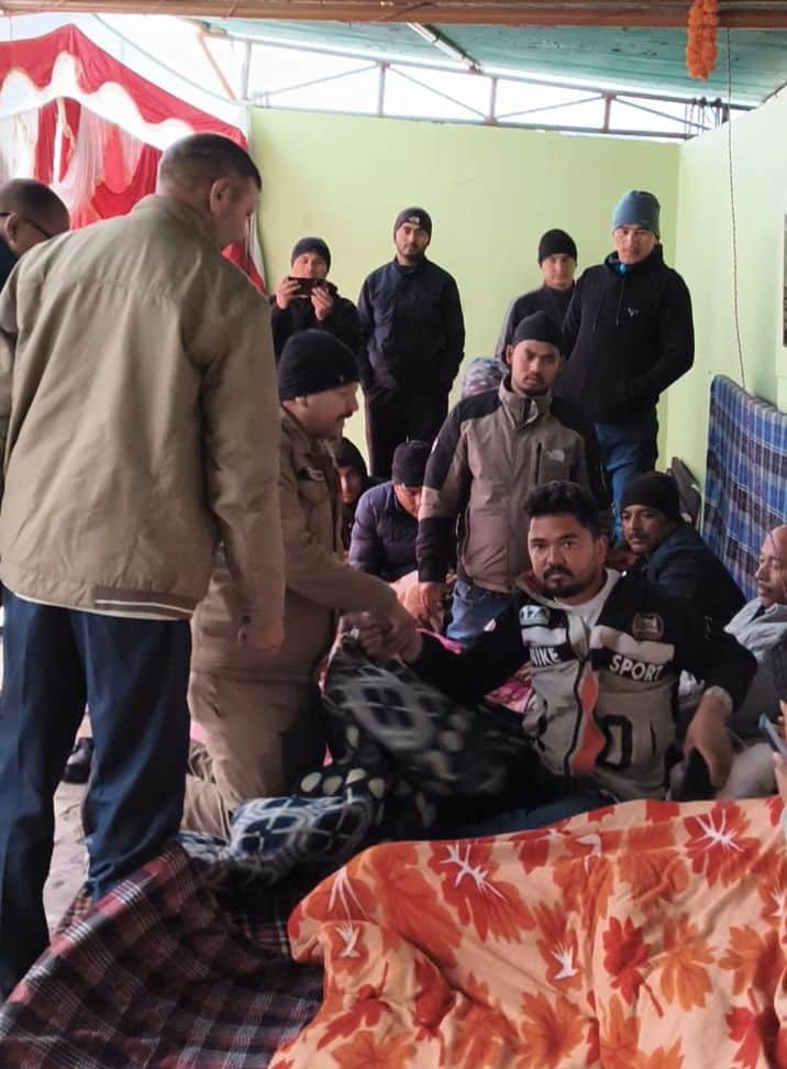 कलक्ट्रेट के बाहर आमरण अनशन पर बैठे बीडीसी सदस्य को जबरन ले जाती पुलिस। संवाद