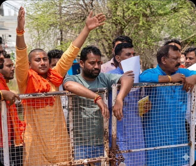 अपराध से गुस्साए लोगों ने किया प्रदर्शन