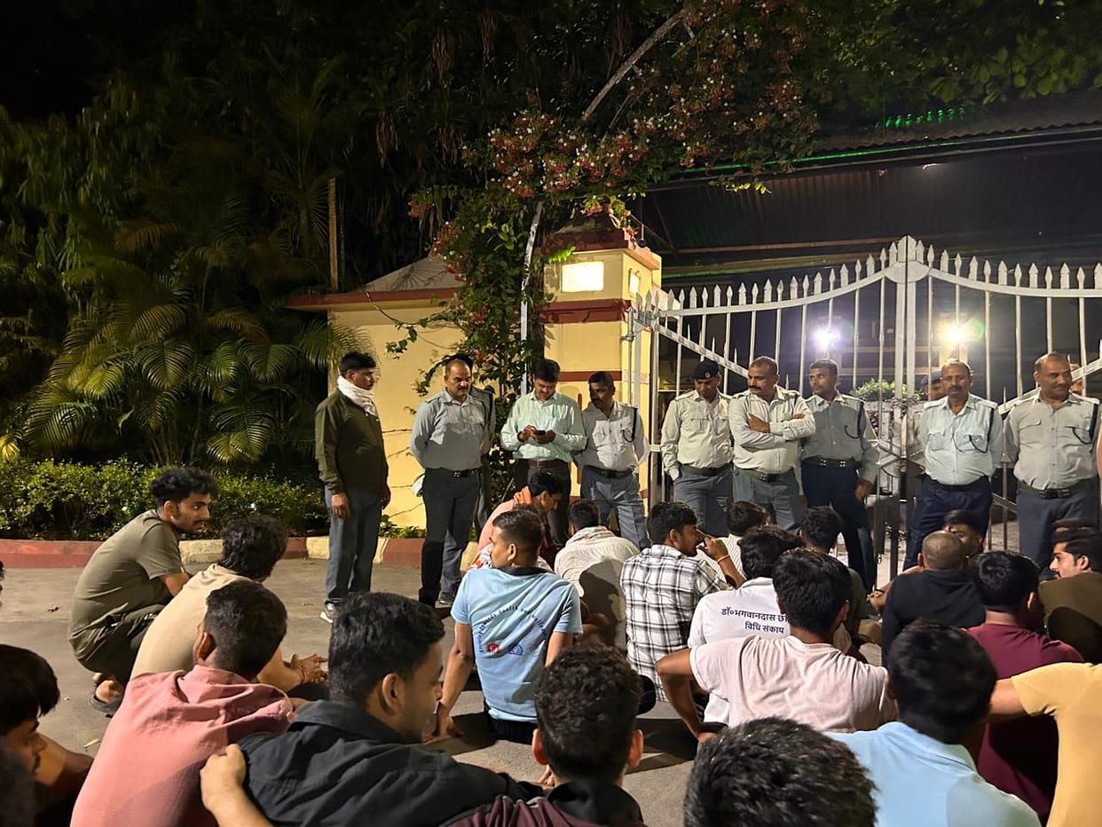 Protest outside Vice Chancellor's residence at BHU at midnight, police arrived