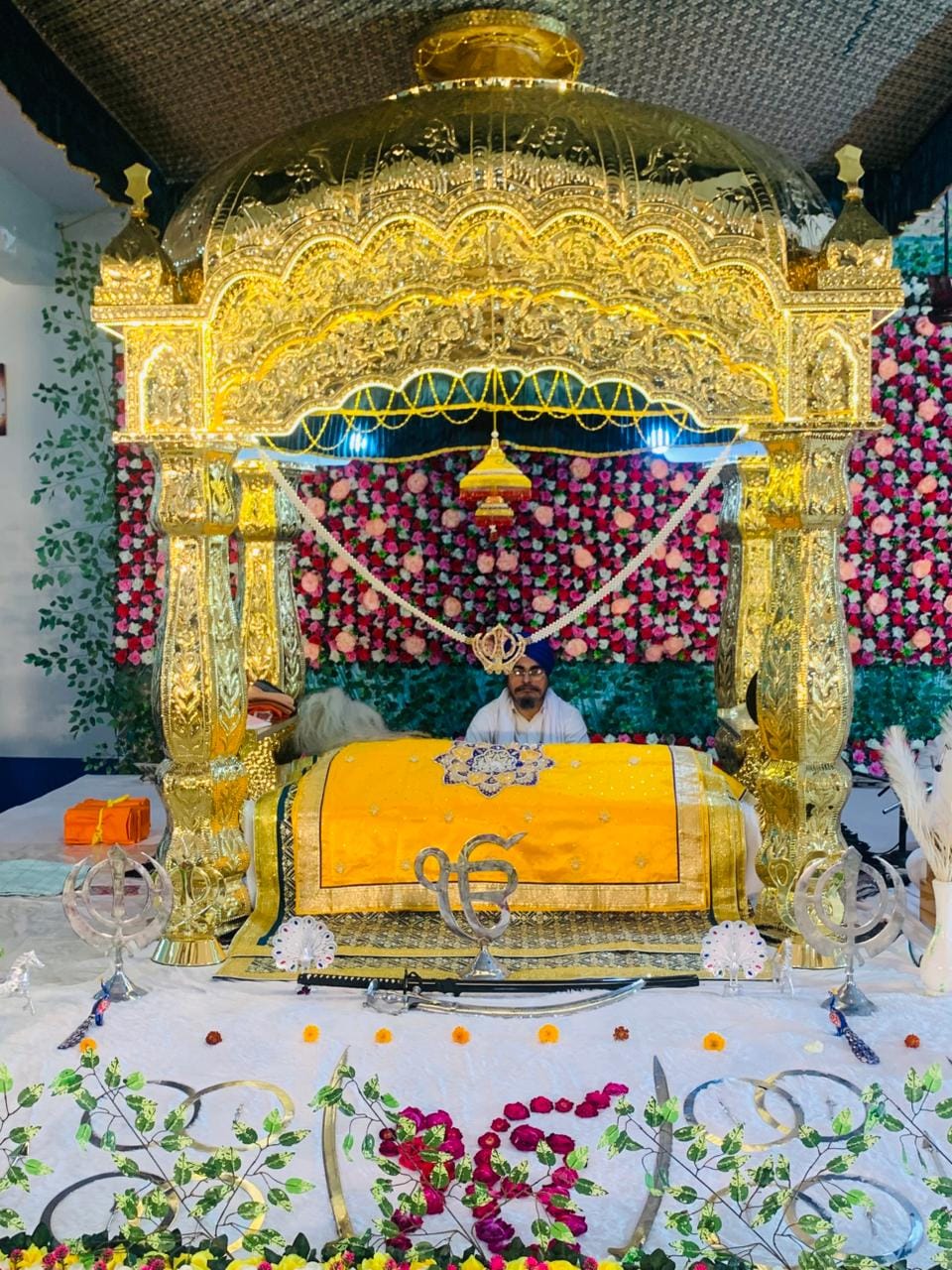 Ragi groups delighted the audience with Shabad Kirtan.