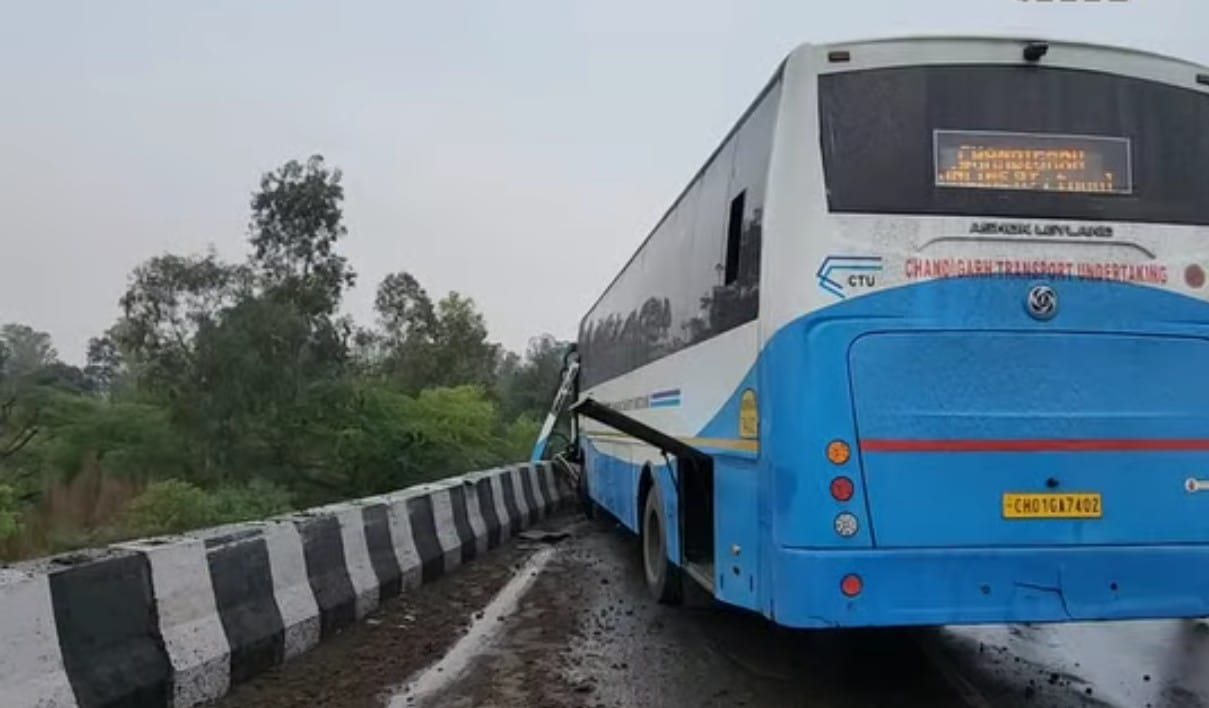 The rain caused mud on the road, and vehicles collided due to failure to brake.