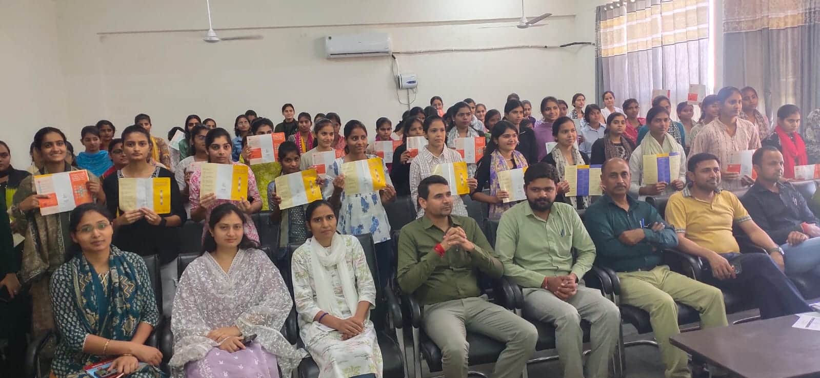 कार्यक्रम में भाग लेते विद्यार्थी व शिक्षक। स्रोत : कॉलेज