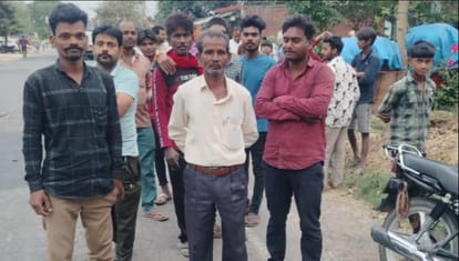 कुसुरु खुर्द में हादसे के बाद जुटे लोग। संवाद