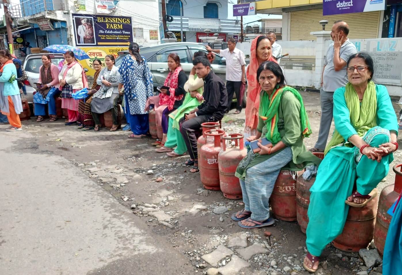 कोटद्वार के तड़ियाल चौक में सिलिंडर भरवाने के लिए खाली सिलिंडर लेकर लाइन में लगे उपभोक्ता। संवा