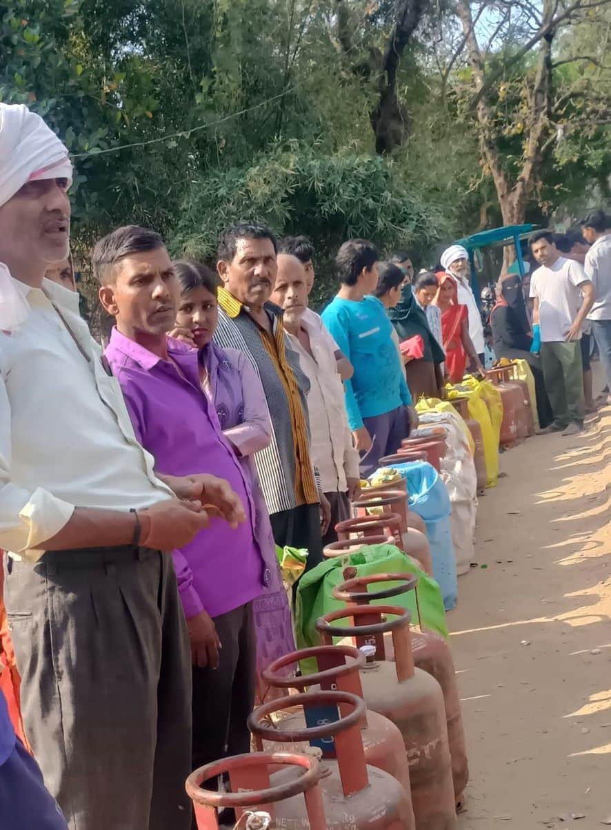 कुड़वार कस्बे के निकट स्थित गैस एजेंसी के गोदाम पर लगी कतारकुड़वार कस्बे के निकट स्थित गैस एज