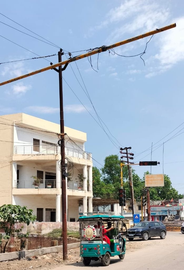 Traffic Lights Out... People Grapple with Jams All Day Long at Intersections and Major Roads