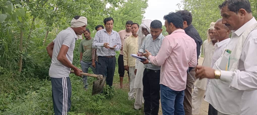खानपुर क्षेत्र के चंद्रपुरी गांव के जंगल में उत्तराखंड उत्तर प्रदेश के बीच निशानदेही करती दोनों