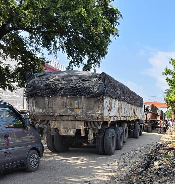 खुनुवां बार्डर पर नेपाल जाने वाले ट्रेड के भारी मालवाहक वाहनों की लाइन। फाइल फोटो