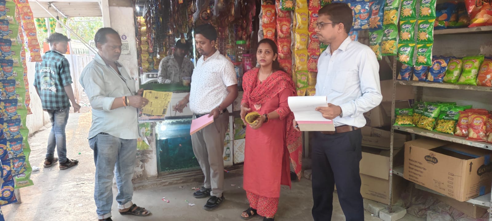 दुकानों पर लगाया जुर्माना