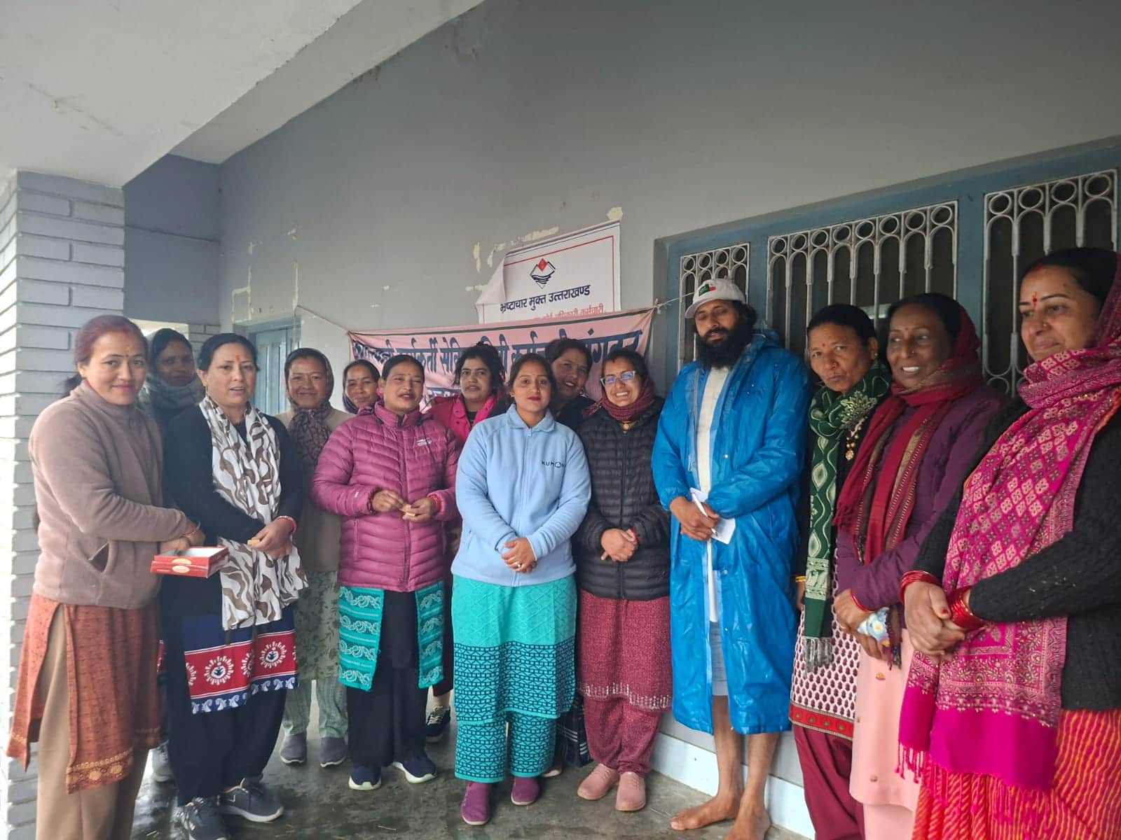 लोहाघाट में धरन देती आंगनबाड़ी वर्कर्स। स्रोत : संगठन