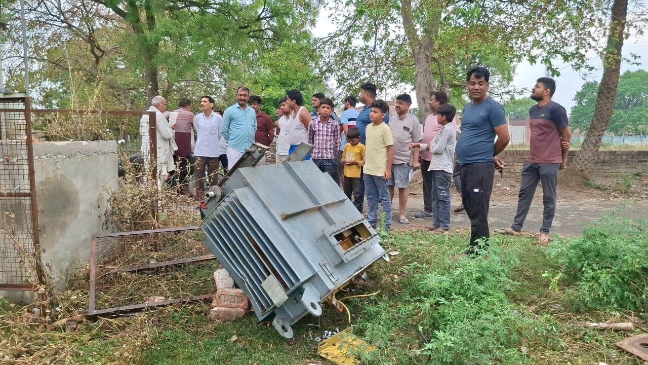 लुढ़का पड़ा ट्रांसफार्मर।