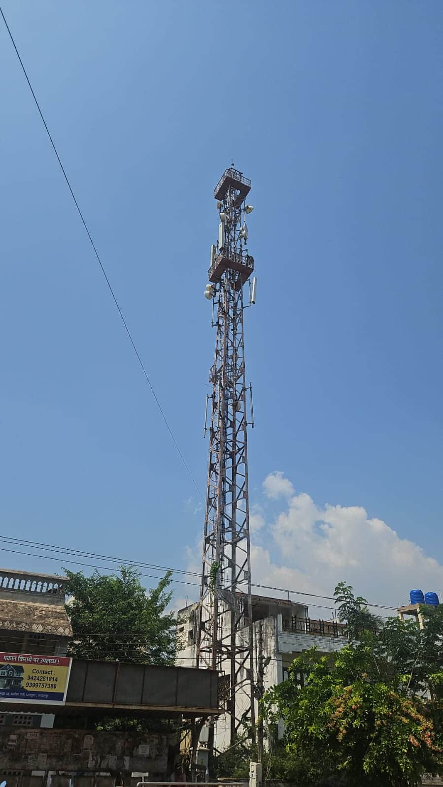 मोबाइल टावर में चढ़ा युवक