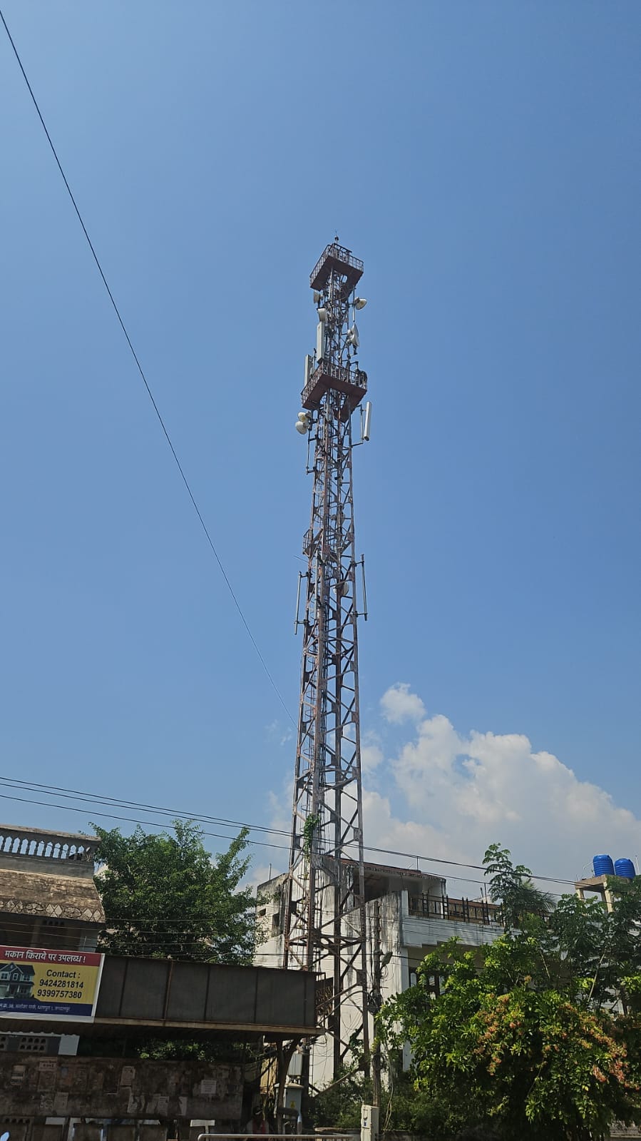 मोबाइल टावर में चढ़ा युवक