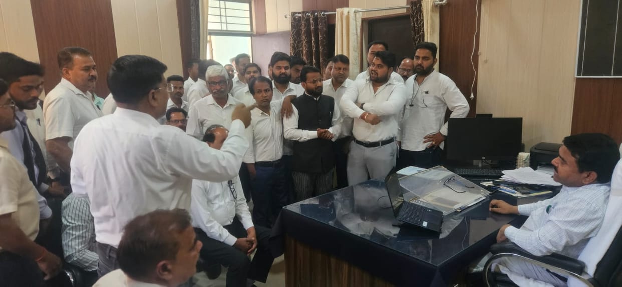 Lawyers in Tilhar Gherao SDM in His Office, Raise Slogans