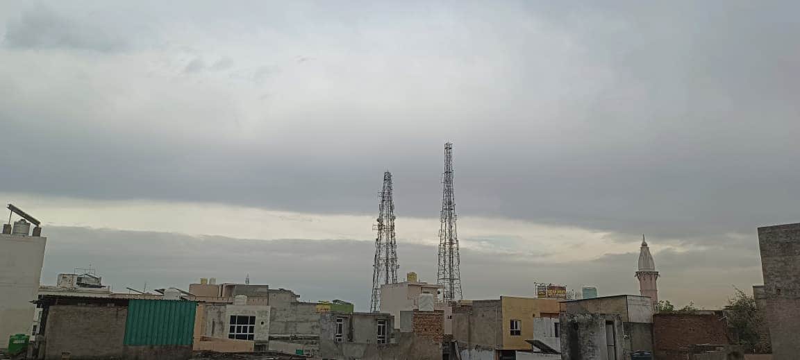 मंगलवार दोपहर के समय आसमान में छाए काले बादल। 