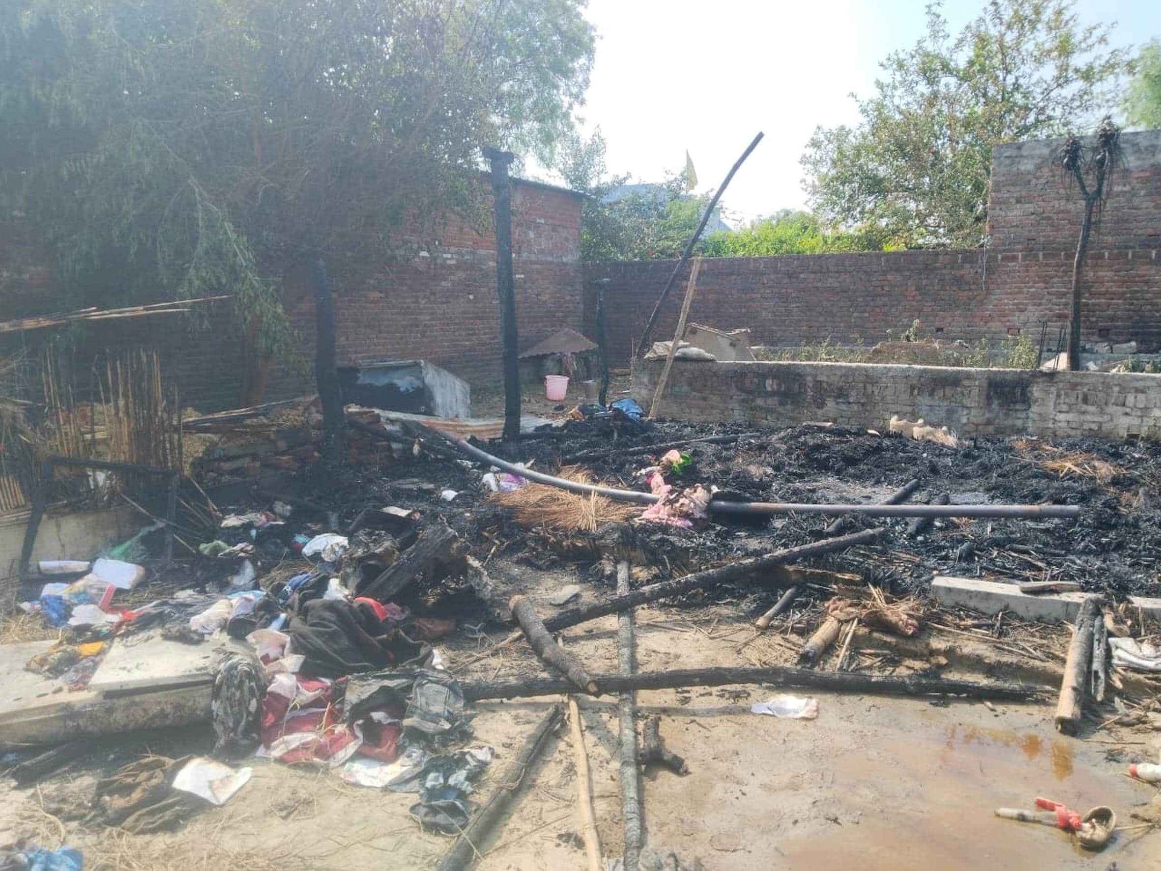 मिहींपुरवा के मक्कापुरवा में लगी आग से जला मकान।