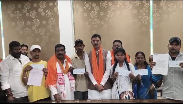 गुरुग्राम हादसा: झारखंड के मृत मजदूरों के परिजनों को 40 लाख की मदद, केंद्रीय मंत्री ने सौंपे मुआवजे के चेक