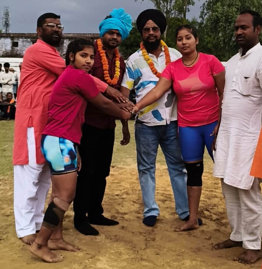 मुकाबला से पूर्व हाथ मिलाती पहलवान खुशी और प्रिया। स्रोत :आयोजक