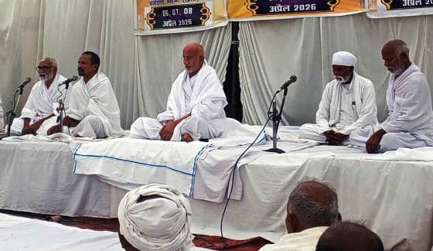 मैलानी में सत्संग में बोलते संतस्रोत : आयोजक