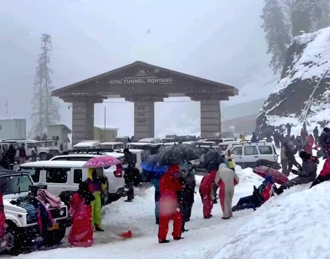 मनाली के समीप अटल टनल रोहतांग के साउथ पोर्टल पर हो रही ताजा बर्फबारी के बीच मस्ती करते पर्यटक