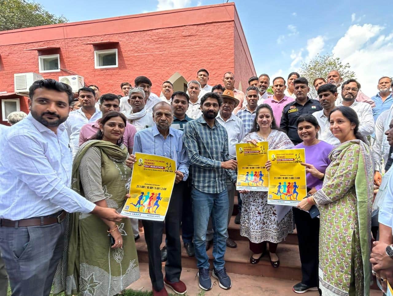 मैराथन के पोस्टर का विमोचन करतीं स्वास्थ्य मंत्री आरती राव । स्रोत : संस्था