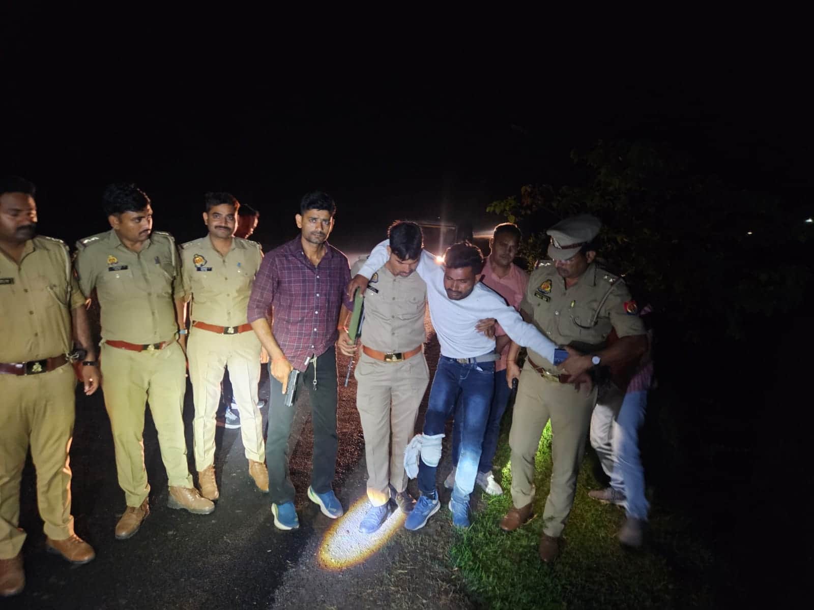 मुठभेड़ में पकड़ा गया पशु तस्कर।