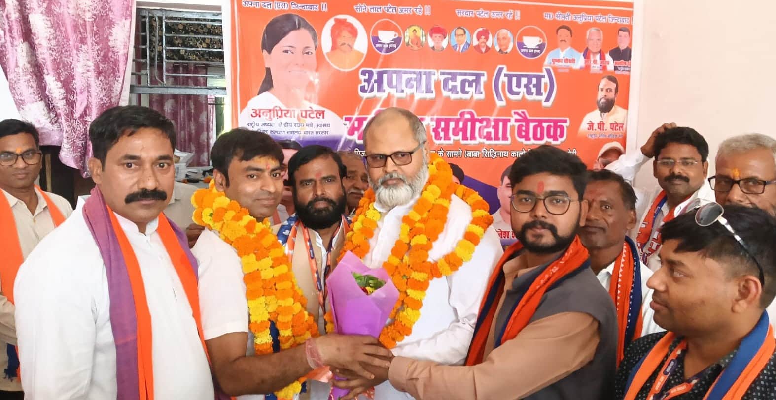 माधोरामपुर में अतिथि का स्वागत करते अपना दल एस के लोग। स्रोत संगठन