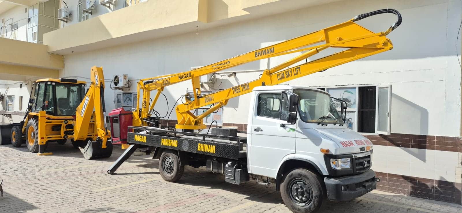 नगर परिषद कार्यालय में खड़ी ट्री ट्रिम कम स्काई लिफ्ट मशीन