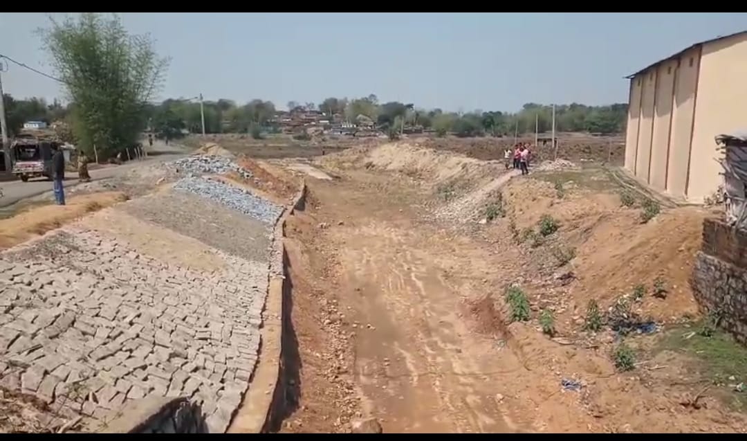 निर्माणाधीन तालाब