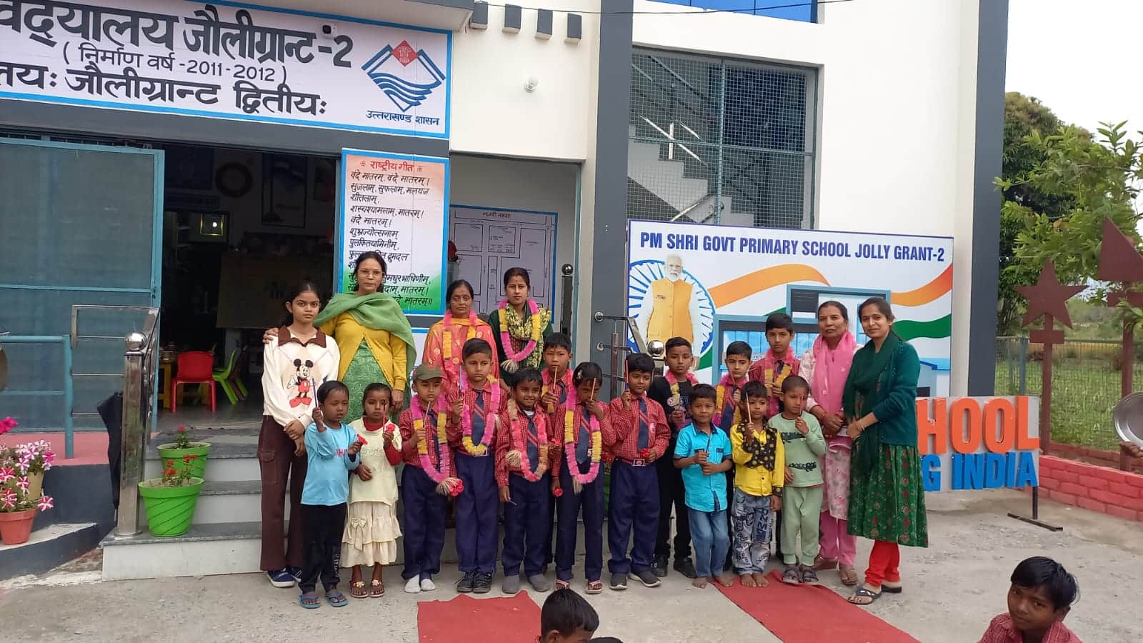 नव प्रवेशित विद्यार्थियों और अभिभावकों का माल्यार्पण कर स्वागत: संवाद