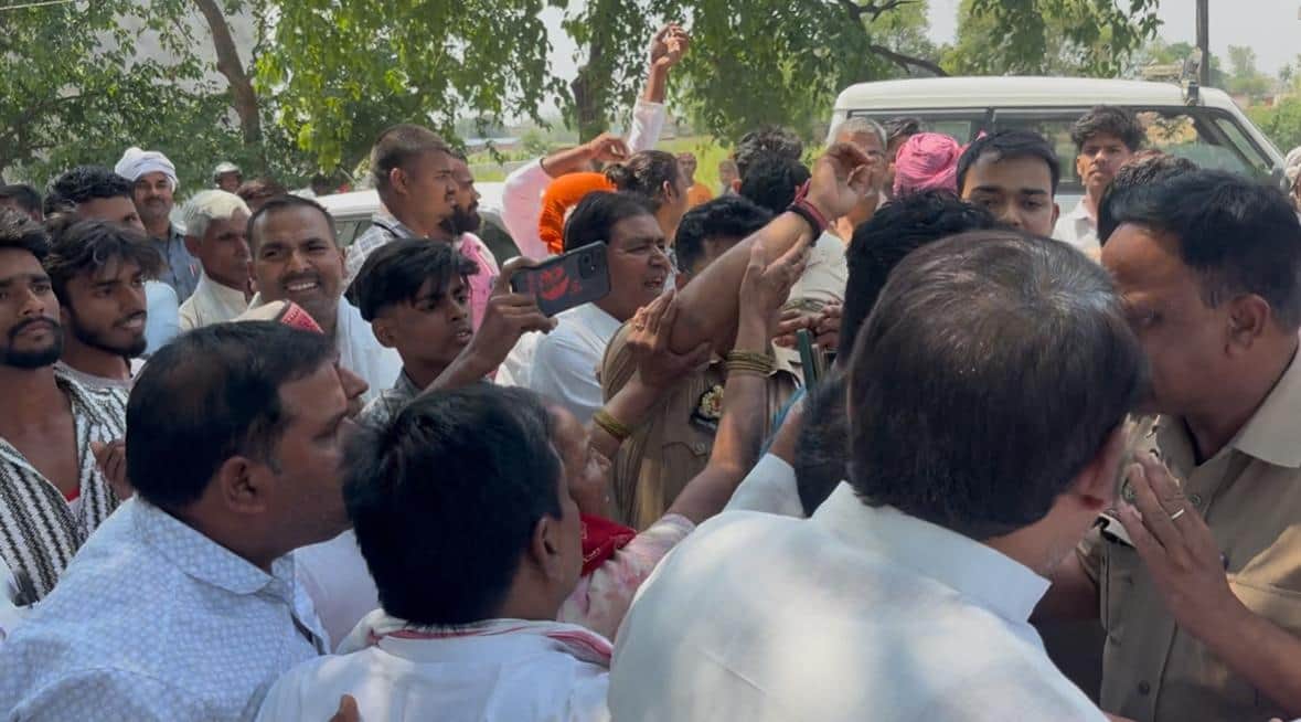 पुलिस से धक्का-मुक्की करते सपा कार्यकर्ता।